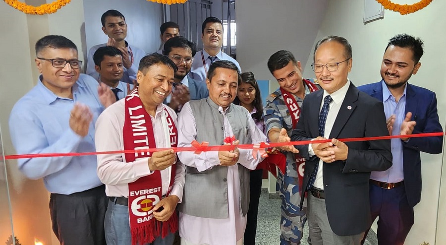 एभरेष्ट बैंकको नयाँ शाखा दलदले नवलपरासीमा सञ्चालन