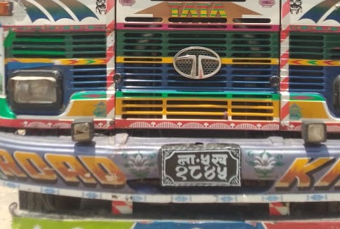 बिल बिजकभन्दा बढी सामानहरू सहित ट्रक पक्राउ