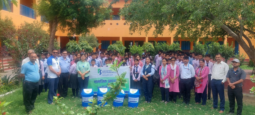 कामना सेवा विकास बैंकद्वारा विद्यालयलाई डस्टबिन वितरण