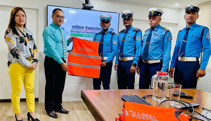 सांग्रिला बैंकद्धारा प्रहरीलाई फ्लोरसेन्ट ज्याकेट सहयोग