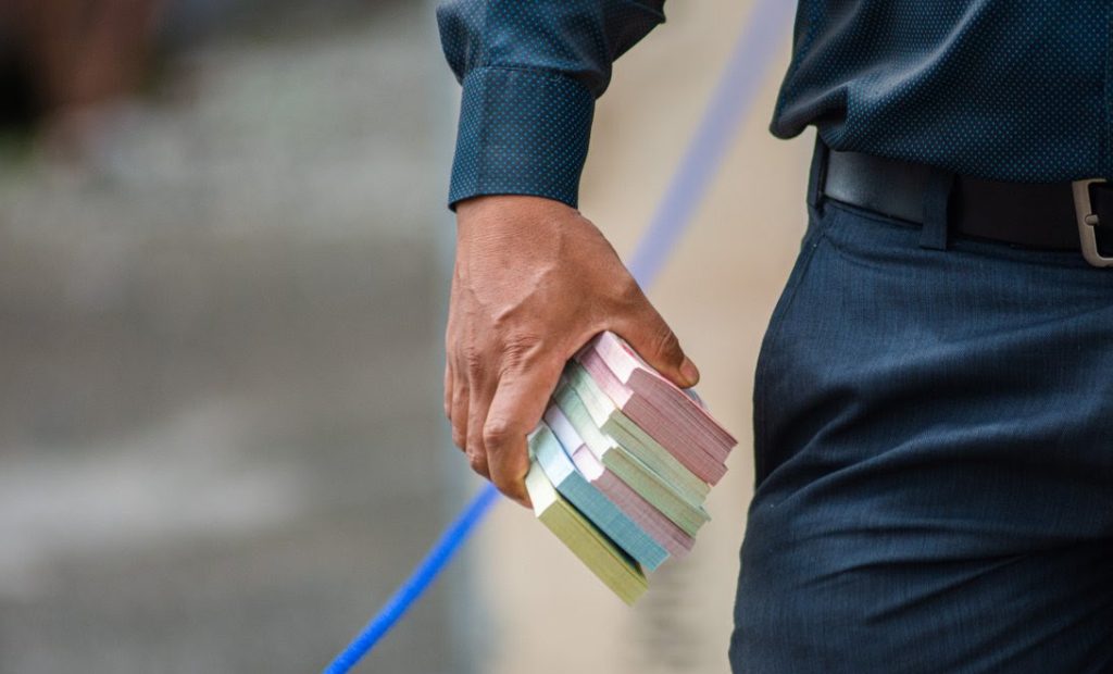 दसैंको सुरसार : बैंकहरुबाट सोह्रश्राद्धकै बीचमा नयाँ नोट, एक जनालाई १८ हजार ५ सय