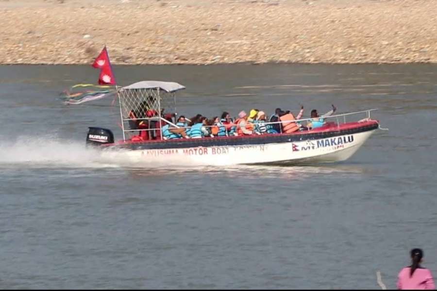 नारायणी नदीमा सञ्चालन हुन थाले मोटरबोट