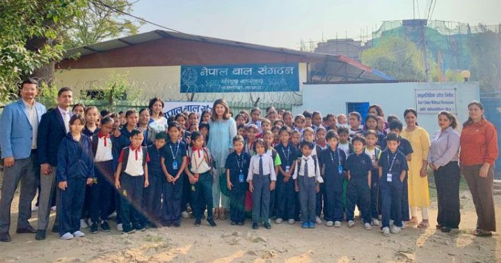 लक्ष्मी सनराइज बैंकद्वारा बालबालिकालाई सहयोग, ४ सय लाभान्वित