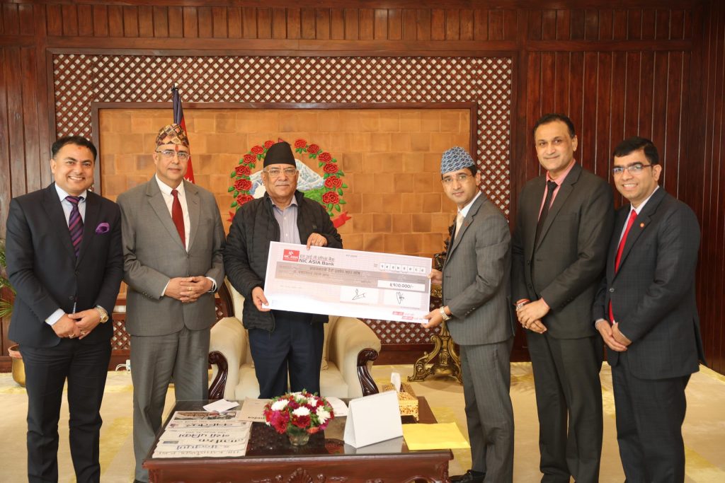 एनआईसी एसिया बैंकले भूकम्प प्रभावितका लागि प्रधानमन्त्रीलाई हस्तान्तरण गर्‍यो ५१ लाख