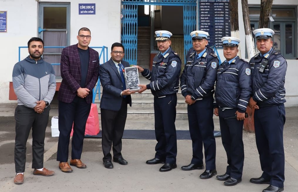 सिद्धार्थ प्रिमियरद्वारा ट्राफिक प्रहरीलाई ‘सन ग्लास’ प्रदान