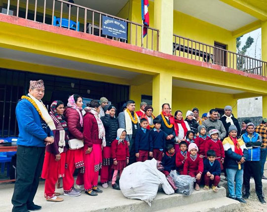 माछापुच्छ्रे बैंकद्वारा विद्यार्थीहरुलाई स्वीटर वितरण