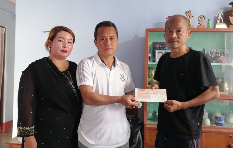 नेशनल लाइफले दियो घातक रोग लागेका बीमितलाई घरमै पुगेर ५ लाख रुपैयाँ उपचार खर्च