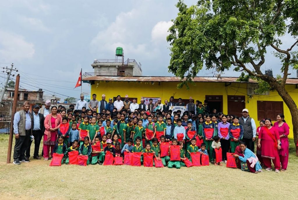 मुक्तिनाथ विकास बैंकले धादिङस्थित दुई विद्यालयका विद्यार्थीलाई दियो स्टेशनरी सामान