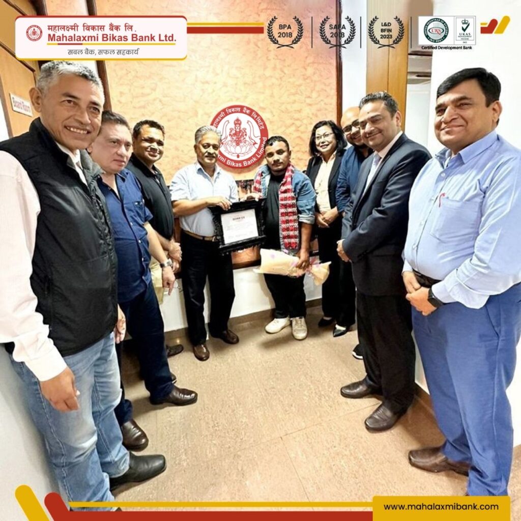 बाढीले बगाएकालाई बचाउने तामाङलाई महालक्ष्मी विकास बैंकले दियो एक लाख नगद