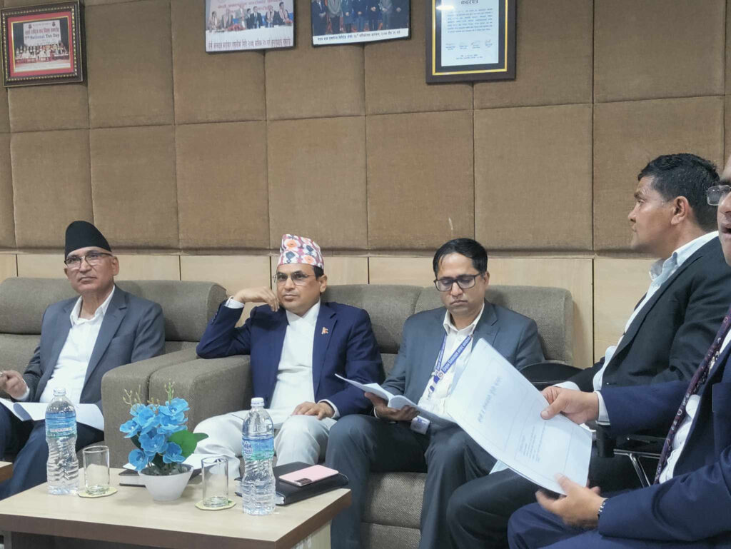 सेयर बजारमा निरन्तरको गिरावटले अर्थमन्त्री तनावमा