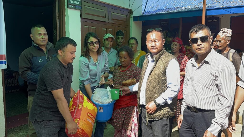 नेपाल इन्भेष्टमेण्ट मेगा बैंकद्धारा बाढीपहिरो पीडितहरुलाई राहत सामाग्री वितरण