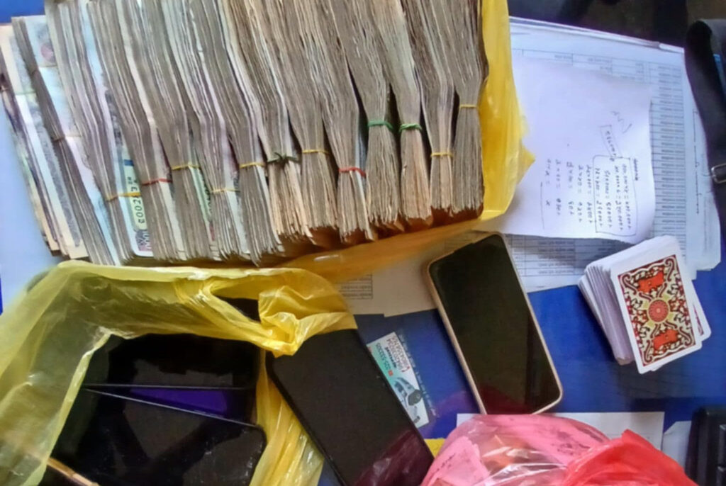 घरमा जुवा खेलिरहेको सूचनापछि प्रहरीको छापा, साढे ९ लाख बढी बरामद