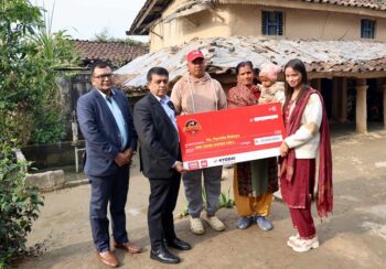 विदेशको कमाइ आइएमईमार्फत नेपाल पठाउँदा १ करोड जितेकी प्रमिलालाई घरमै पुगेर चेक प्रदान