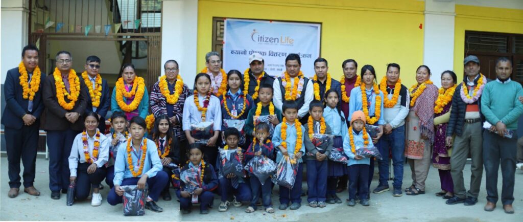 सिटिजन लाइफ इन्स्योरेन्सद्वारा बाढी पीडित ४४७ विधार्थीहरुलाई न्यानो लुगा वितरण