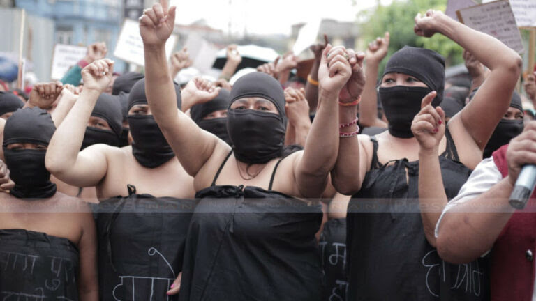 माइतीघरमा सहकारी पीडितले गरे अर्धनग्न प्रदर्शन