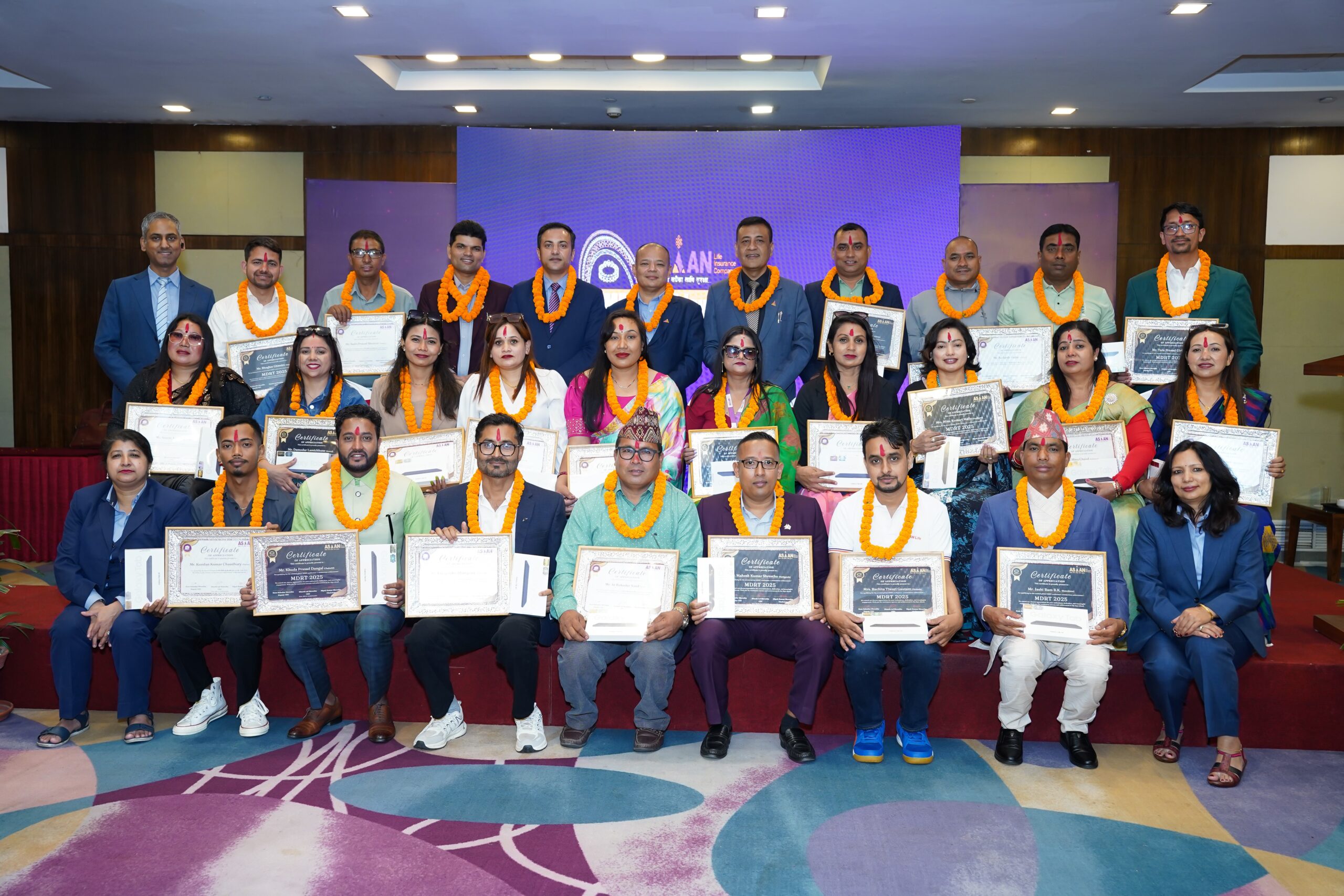 एमडीआरटी बन्न सफल अभिकर्तालाई एशियन लाइफको सम्मान