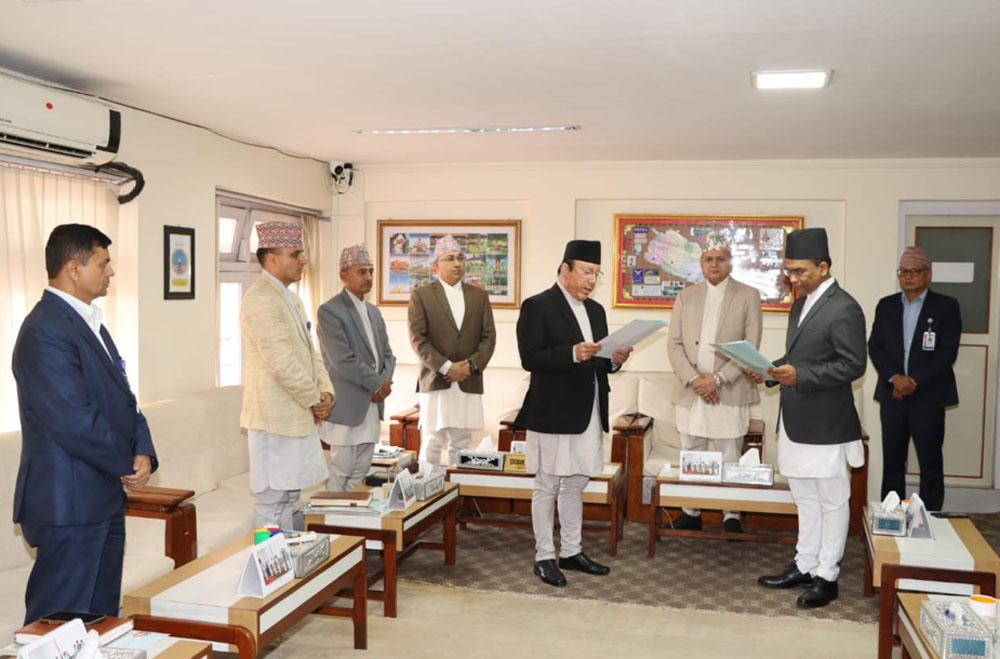प्रधानन्यायाधीशबाट शपथ लिएर डा. पौडेलले सम्हाले गभर्नरको जिम्मेवारी