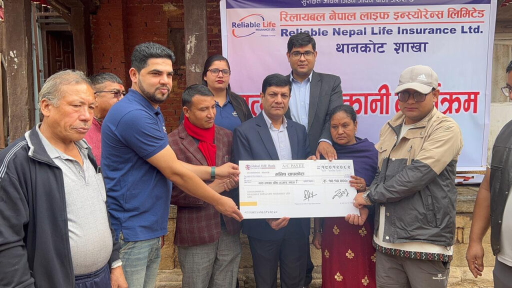 रिलायबल नेपाल लाइफ थानकोट शाखाद्वारा १० लाख रुपैयाको बीमा दावी भुक्तानी