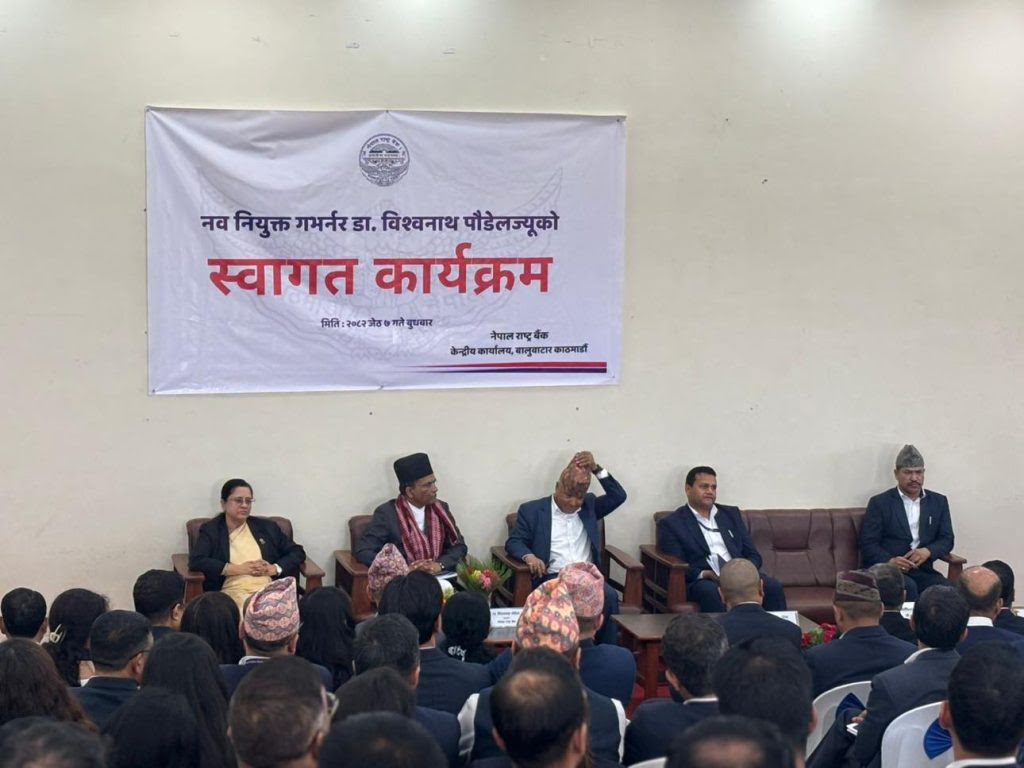 दुई डेपुटी गभर्नरलाई दायाँवायाँ राखेर नवनियुक्त गभर्नरले भने- सबैको अपेक्षा हामीसँग छ