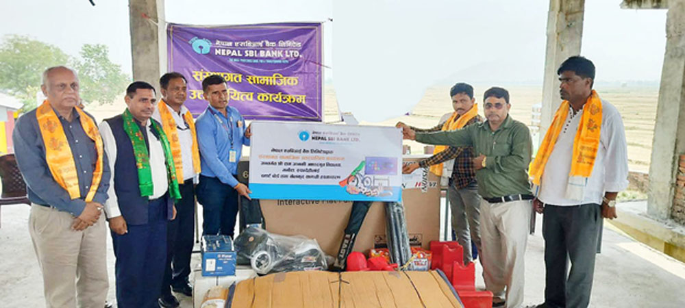 नेपाल एसबिआई बैंकले मनौरास्थित विद्यालयलाई दियो स्मार्ट बोर्ड र खेलकुद सामग्री