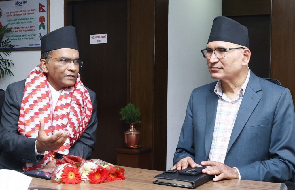 गभर्नरसँगको सम्बन्धलाई सन्तुलन गरेर अगाडि बढ्छुः अर्थमन्त्री