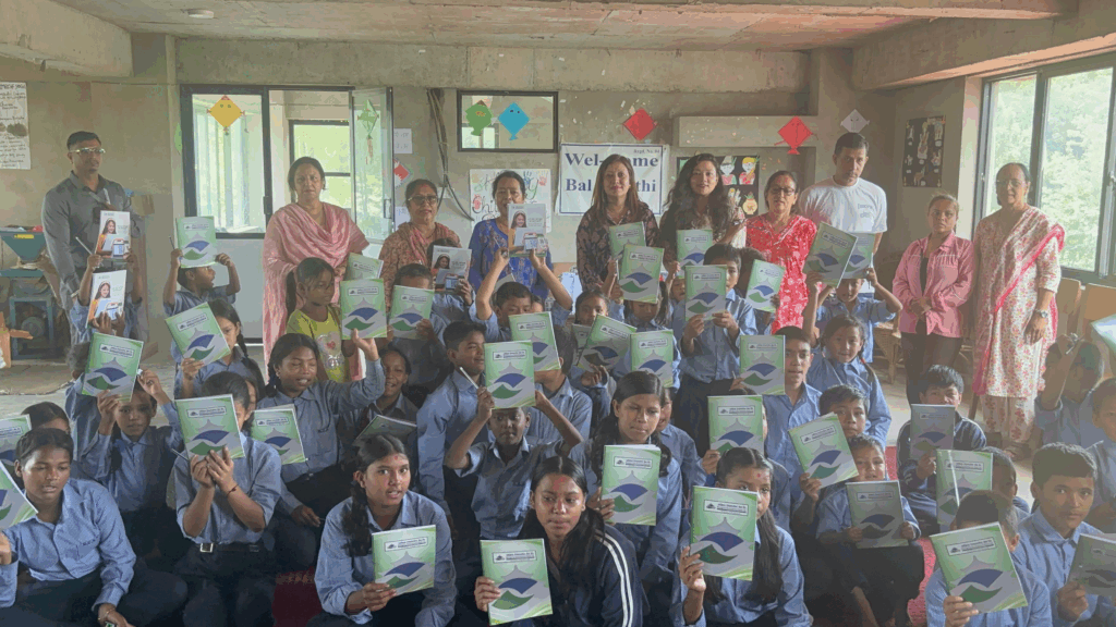 विपन्न विद्यार्थीलाई सांग्रिला डेभलपमेन्ट बैंकले दियो स्टेशनरी सामग्री