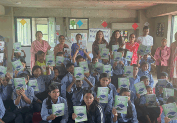 विपन्न विद्यार्थीलाई सांग्रिला डेभलपमेन्ट बैंकले दियो स्टेशनरी सामग्री