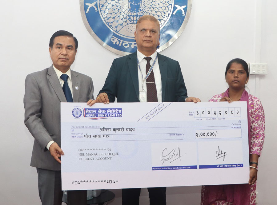 नेपाल बैंकद्वारा सडक दुर्घटनामा निधन भएका शिक्षकका परिवारलाई बीमा दाबी रकम भुक्तानी