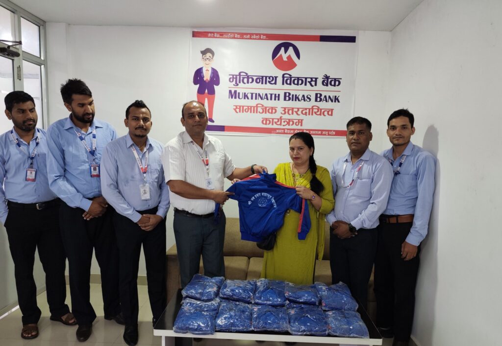 मुक्तिनाथ विकास बैंकद्वारा डोटीका विद्यार्थीलाई पोसाक हस्तान्तरण