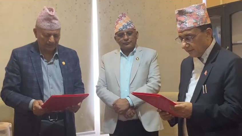 सहकारी प्राधिकरणका नवनियुक्त अध्यक्ष डा. शर्माले मन्त्रीबाट लिए सपथ