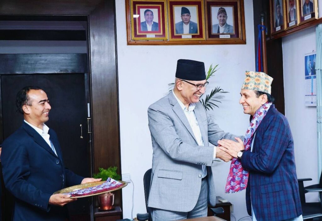 बीमा प्राधिकरणको अध्यक्षको जिम्मेवारी पाएका पोखरलले लिए सपथ