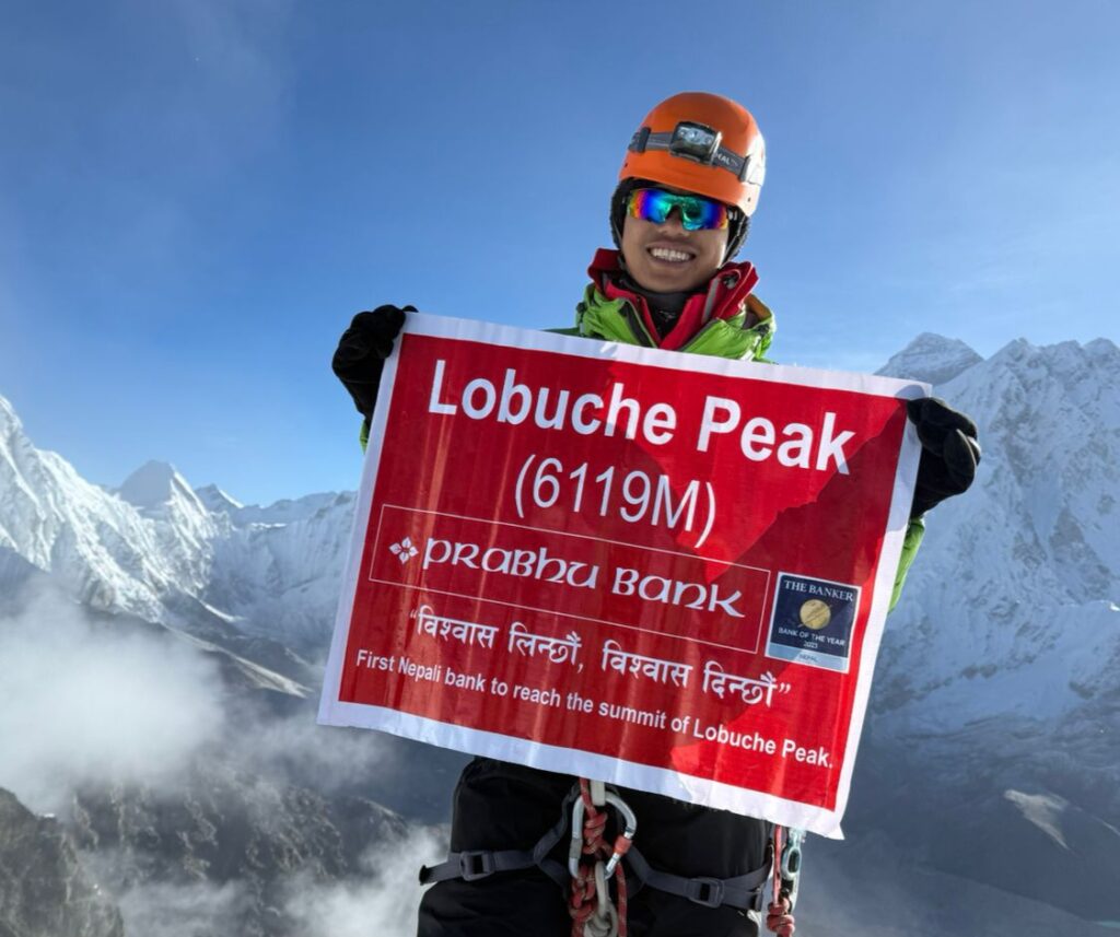 प्रभु बैंकका कर्मचारीले लोबुचे हिमाल आरोहण गरी फहराए बैंकको झण्डा