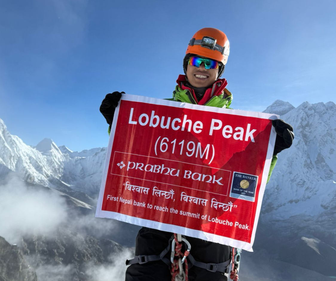 प्रभु बैंकका कर्मचारीले लोबुचे हिमाल आरोहण गरी फहराए बैंकको झण्डा