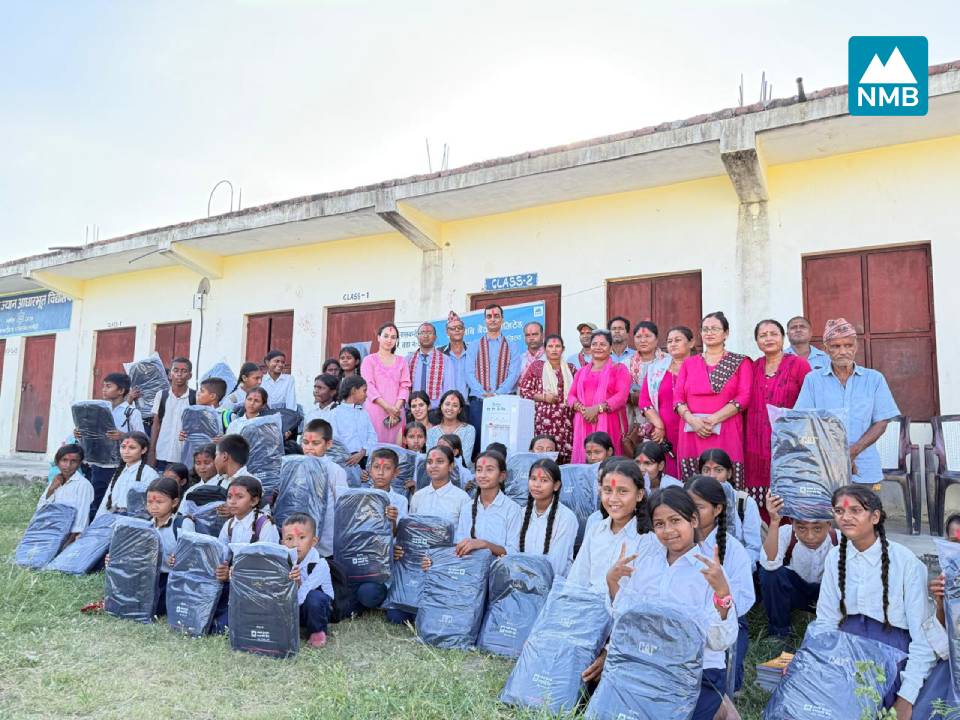 एनएमबि बैंकंद्वारा श्री अमर जैन विद्यालयमा स्कुल ब्याग र वाटर डिस्पेन्सर हस्तान्तरण