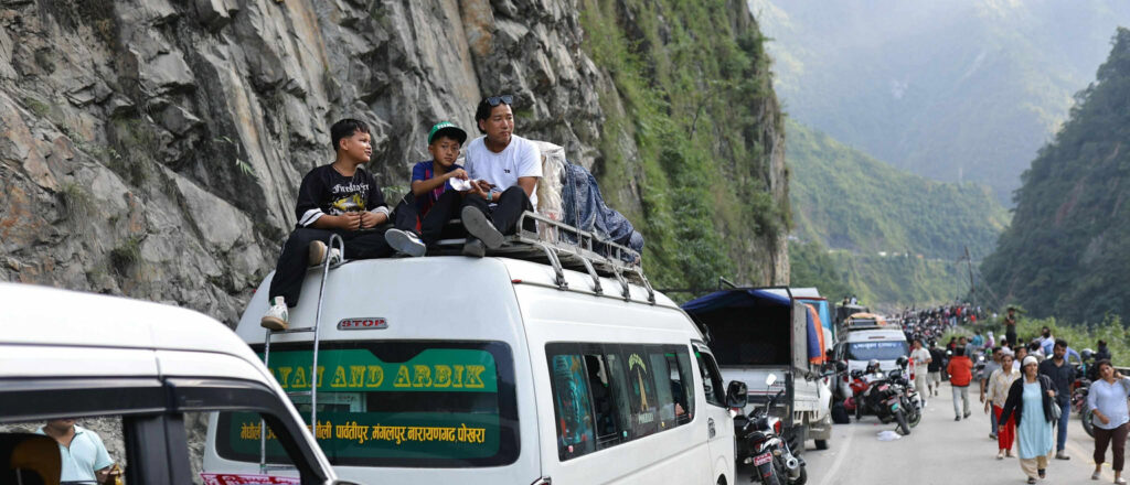 तुइन खोलाको पहिरो हटाइयो, ७ घण्टादेखि फसेकाहरु गन्तव्य तिर लागे
