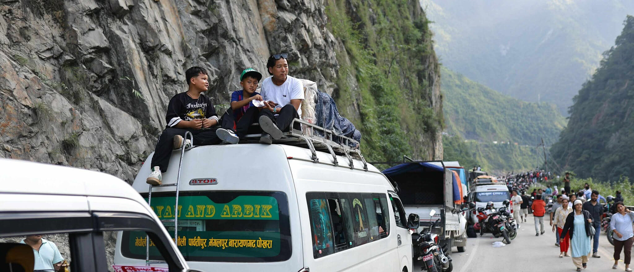 तुइन खोलाको पहिरो हटाइयो, ७ घण्टादेखि फसेकाहरु गन्तव्य तिर लागे