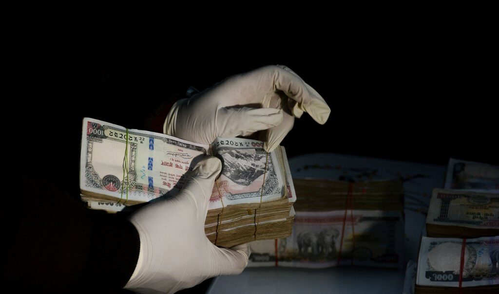 पुराना र ठूला नोट बैंकमा आउन थाले, ‘कालोधन प्रणालीमा’आएको शंका