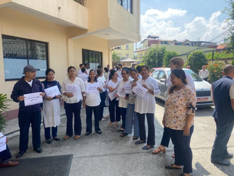 आन्दोलनमा घुसपैठ हुँदा धितोपत्र बोर्डका कर्मचारी गम्भीर समस्यामा