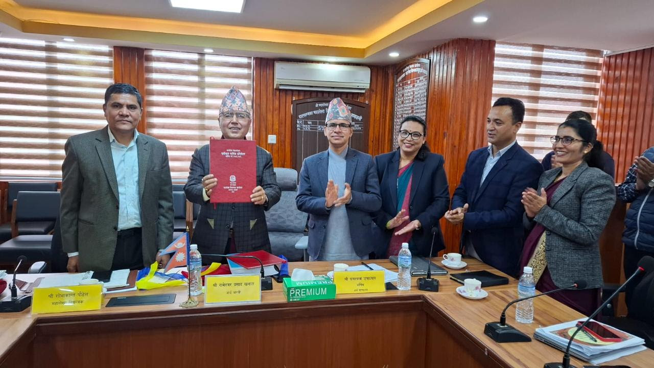 महालेखा नियन्त्रक कार्यालयले बुझायो प्रतिवेदन, सरकारको नगद तथा बैंक मौज्दात ६५.८१ अर्ब