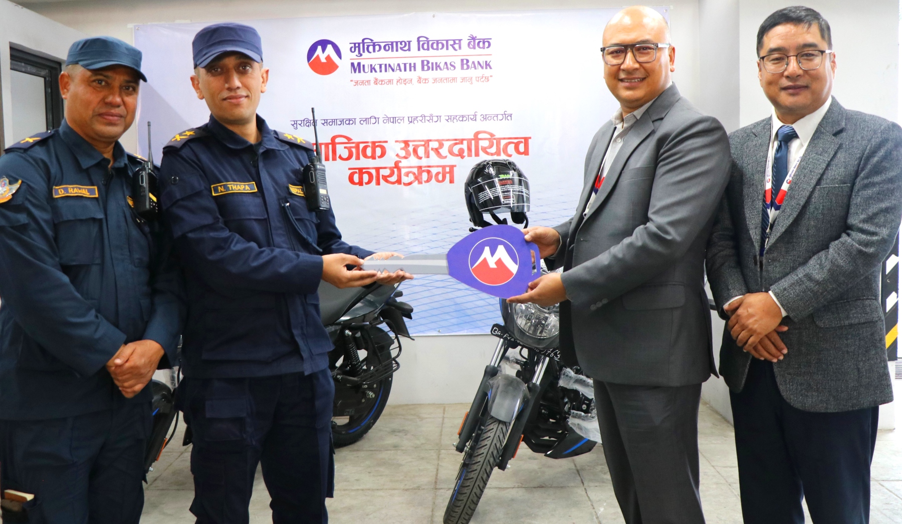 मुक्तिनाथ विकास बैंकद्वारा नेपाल प्रहरी वृत महराजगञ्जलाई दुई थान मोटरसाइकल हस्तान्तरण