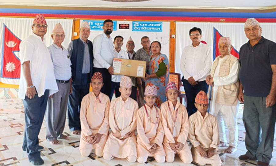 एक्सेल डेभलपमेन्ट बैंकद्वारा कृष्णद्वैपायन गुरुकुललाई फोटोकपी मेसिन प्रदान