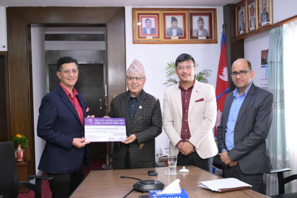 नेसनल लाइफ इन्स्योरेन्सले पुनर्निर्माण कोषलाई दियो एक करोड