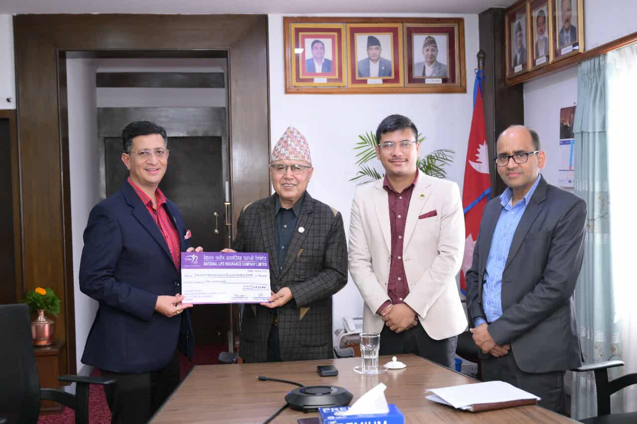 नेसनल लाइफ इन्स्योरेन्सले पुनर्निर्माण कोषलाई दियो एक करोड