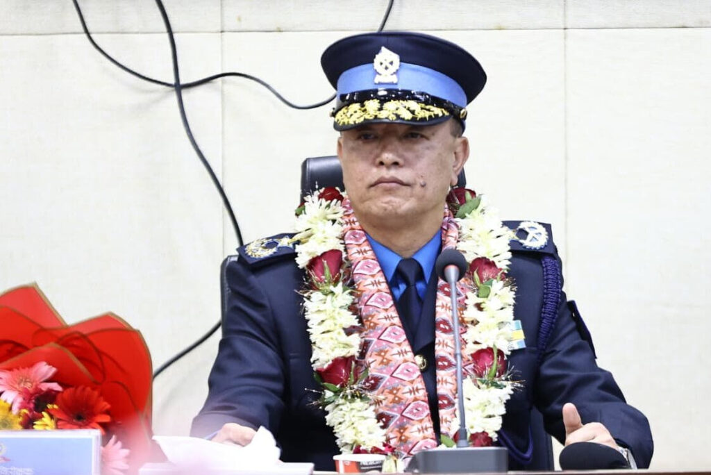 निवर्तमान आईजीपी खापुङले अनुमतिविना उपत्यका छाड्न नपाउने