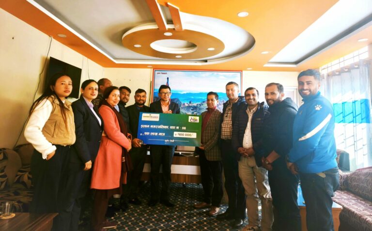 सानिमा रिलायन्स लाईफ इन्स्योरेन्सद्वारा इलाम नगरपालिकाको पहिरो प्रभावित क्षेत्रलाई आर्थिक सहयोग