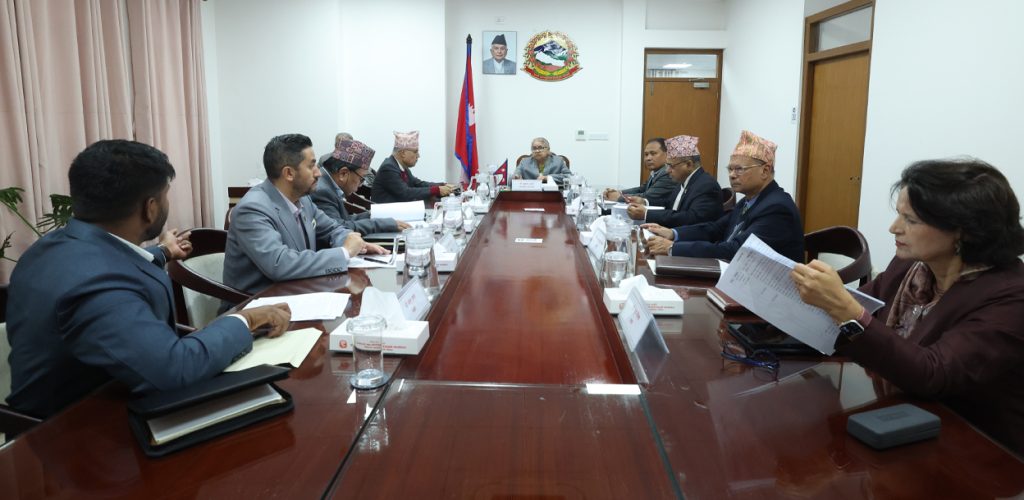 नगद कारोबारको सीमा घटाइयो, ५ लाखमाथि अनिवार्य बैंकमार्फत