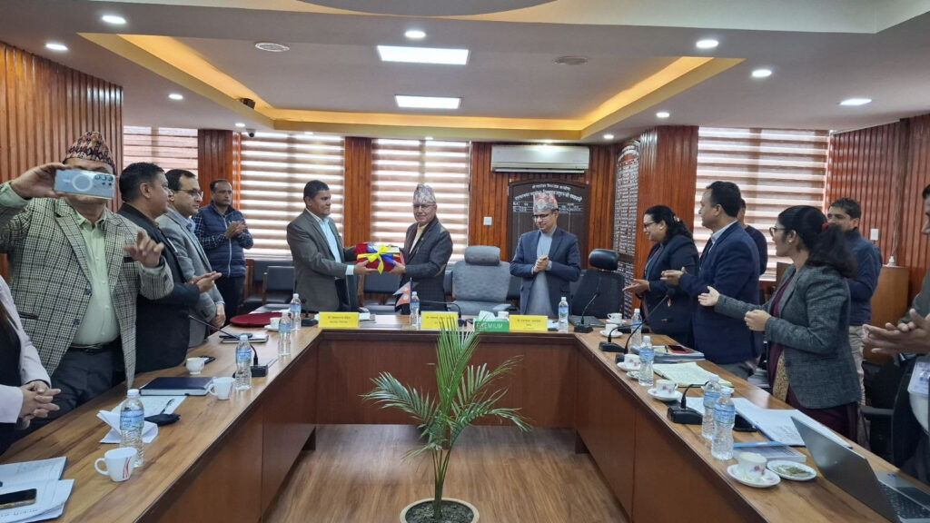 सरकारको एकीकृत वित्तीय विवरण अर्थमन्त्रीको हातमा, महालेखा नियन्त्रक पौडेलले बुझाए प्रतिवेदन