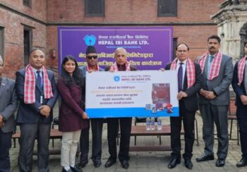 नेपाल एसबिआई बैंकल पशुपतिको बृद्धाश्रमलाई न्यानो कपडा वितरण