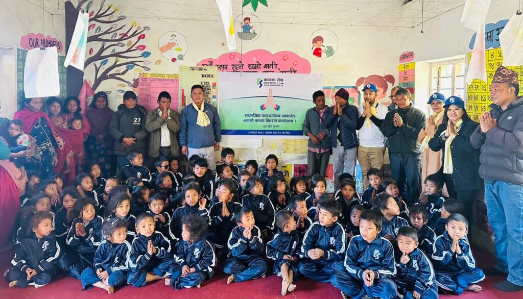 कामना सेवा विकास बैंकद्वारा भविष्य निर्माण आधारभूत विद्यालयलाई न्यानो कपडा वितरण