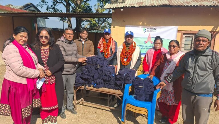 कामना सेवा विकास बैंकद्वारा कोपिला माध्यमिक विद्यालयलाई कुर्सी तथा न्यानो कपडा वितरण